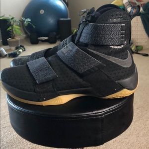 Nike zoom soldier 10